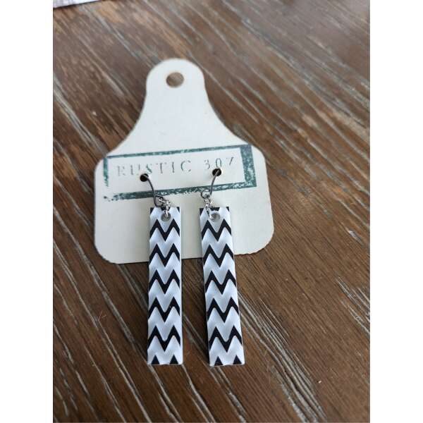 Acrylic zigZag Black Earring